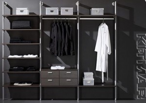 familia_5 familia 51 300x212 Mobila pentru dressing room nu este Cenusereasa locuintei, dimpotriva