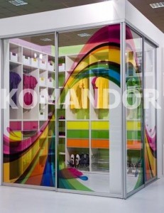 komandor3 komandor3 231x300 Sticla colorata, vopsita sau laminata un material des folosit in mobila moderna